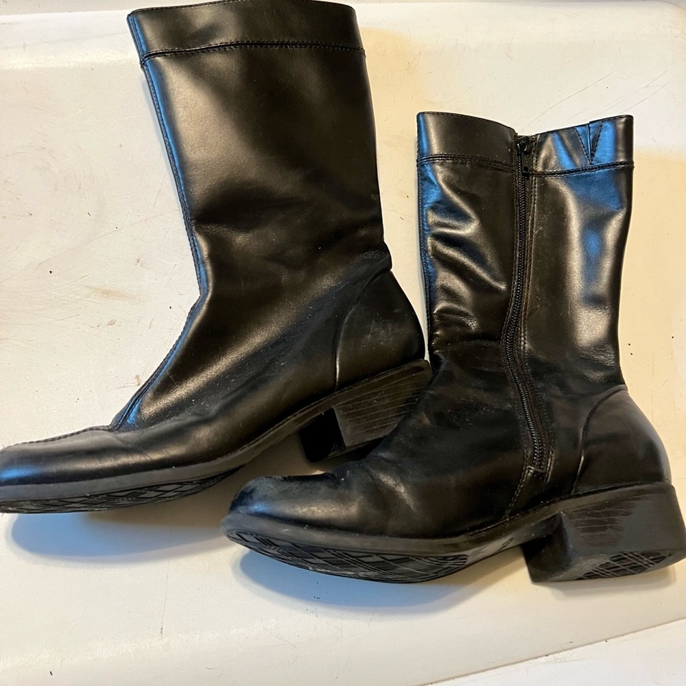 Girls black boots size 2 1/2